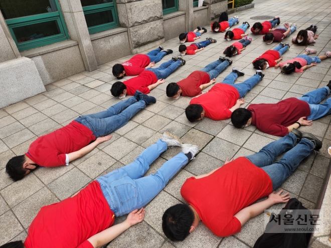 서울 경문고 학생 등이 유한양행 빌딩 앞에서 꼬마 난민인 에이란 쿠르디를 기억하며 플래시몹을 하고 있다. 시리아에서 태어난 쿠르디는 세살되던 2015년 테러조직 이슬람국가(IS)의 탄압을 피해  가족과 함께 그리스 코르스 섬으로 향하던 도중 배가 침몰해 어머니, 형과 함께 사망했다. 아이의 시신은 터키 남서부 물라주 보드룸 해안에서 발견됐다. 이를 계기로 전세계적으로 난민 문제의 심각성이 대두됐다. 박범철 교사 제공