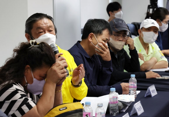 ‘진상규명 결정’에도 심각한 표정들
