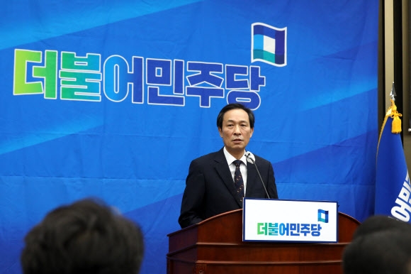 더불어민주당 우상호 비상대책위원장이 25일 서울 여의도 국회에서 열린 의원총회에서 전당대회를 앞두고 비대위 활동에 대한 소회를 밝히고 있다. 연합뉴스
