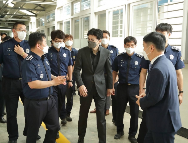 한동훈 법무부 장관이 10일 충북 청주교도소를 방문, 현장 교정공무원들의 애로사항을 청취하고 있다. 2022.6.10 법무부 제공
