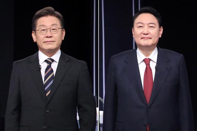 이재명 더불어민주당 대표가 29일 윤석열 대통령에게 민생 논의를 위한 영수회담을 제안했다. 사진은 지난 3월 두 사람이 제20대 대통령선거 후보자 방송토론회에 참석한 모습. 국회사진기자단