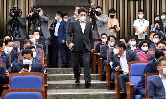 국민의힘 권성동 원내대표가 30일 서울 여의도 국회에서 열린 의원총회에 참석하고자 의원들 사이로 입장하고 있다. 연합뉴스