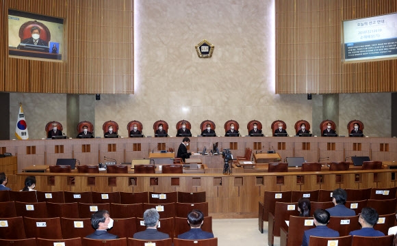 김명수 대법원장을 비롯한 대법관들이 30일 오후 서울 서초구 대법원 대법정에서 열린 긴급조치 9호 피해자에 대한 국가배상 책임 관련 전원합의체 선고에 입장해 자리에 앉아 있다. 연합뉴스