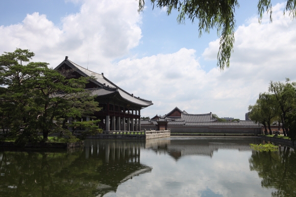 서울 경복궁 경회루.