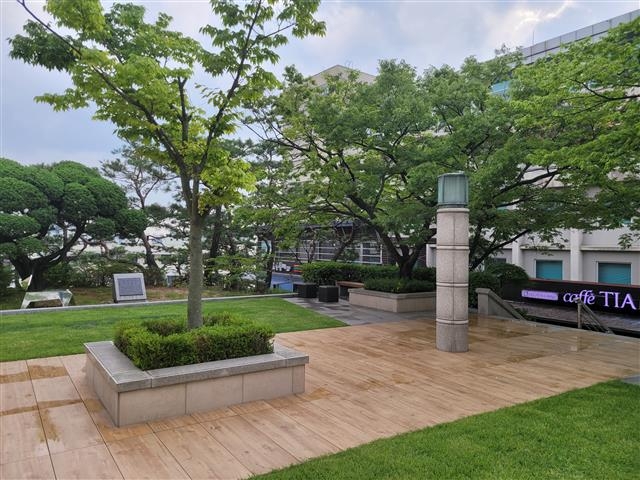 서울 성동구 한양대 백남학술정보관 앞 잔디밭에 ‘마조단 터’ 표석이 자리하고 있다. 마조단은 조선시대 국립 살곶이 목장 안에 마련된 제단이다. 말의 무병과 번식을 빌며 말의 조상에게 제사를 지냈다. 김별아 제공