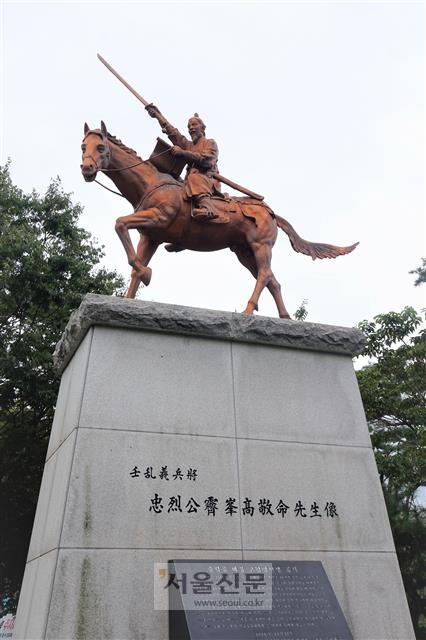 광주월드컵경기장 앞에 세워진 고경명 선생 동상. 서동철 논설위원