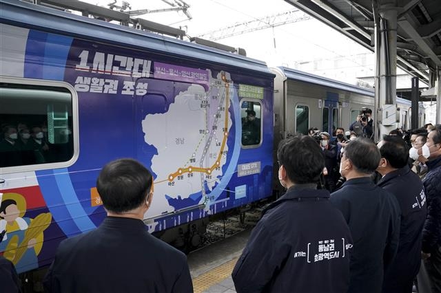 광역경제권을 위해선 광역교통망이 필수다. 2021년 2월 부산에서 열린 동남권 광역철도 개통식을 찾은 문재인 전 대통령이 부·울·경 광역경제권 계획을 듣고 있다. 서울신문 DB