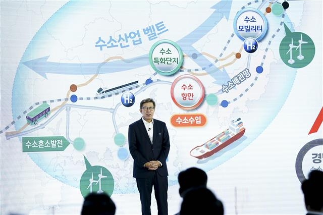 박형준 부산시장이 2021년 10월 정부세종컨벤션센터에서 열린 ‘균형발전 성과와 초광역협력 지원전략 보고’에서 권역별 초광역협력 사례를 발표하고 있다. 서울신문 DB
