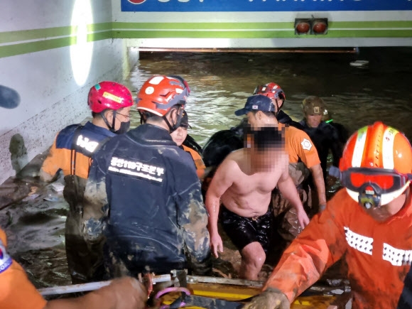 포항 아파트 지하 주차장에서 구조된 주민