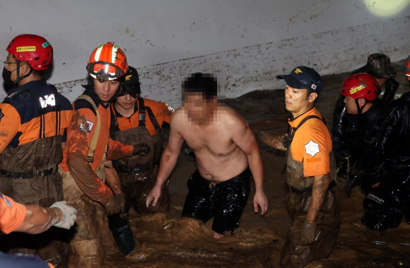 포항 지하주차장 실종자 1명 생존상태 구조