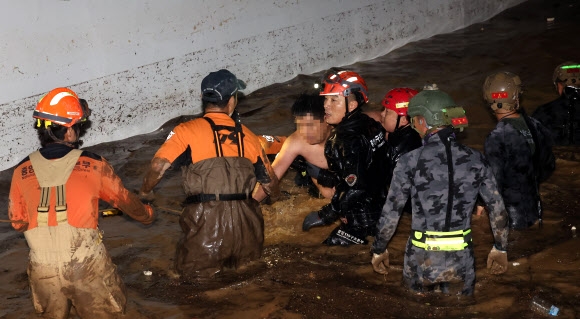 포항 지하주차장 실종자 1명 생존상태 구조