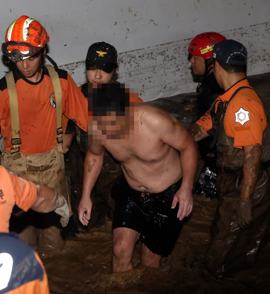 포항 지하주차장 실종자 1명 생존상태 구조