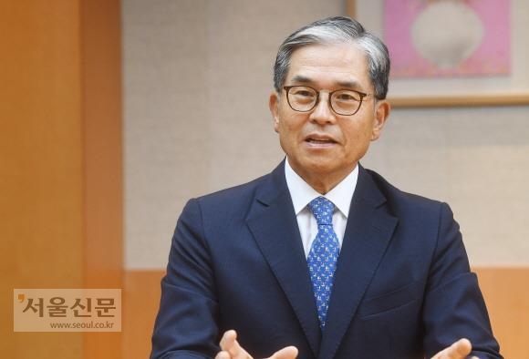 최석영 외교부 전 경제통상대사가 지난달 30일 서울 중구 법무법인 광장 사무실에서 가진 서울신문과의 인터뷰에서 “자국 우선주의가 작동하는 지금 같은 복합 대전환시대에는 경제안보가 더욱 중요해졌다”며 정부와 기업의 공동대응 필요성을 강조했다. 안주영 전문기자