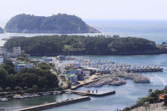 태풍 난마돌 북상에 대피한 제주 서귀포항 어선들. 연합뉴스