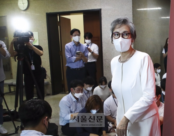 이양희 국민의힘 윤리위원장이 18일 국회에서 열린 중앙당 윤리위원회 긴급회의 시작에 앞서 입장을 발표하고 있다. 김명국 기자
