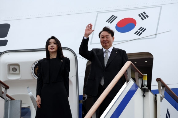 윤석열(오른쪽) 대통령과 김건희 여사가 영국ㆍ미국ㆍ캐나다 3개국 방문을 위해 18일 성남 서울공항에서 공군1호기에 탑승하기 전 인사하고 있다. 연합뉴스