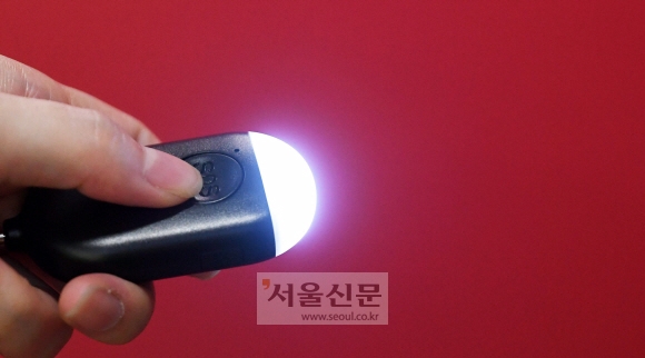 19일 경기도 하남시에 위치한 호신용품판매회사 아이월드 세이프텍 사무실에서 관계자가 호신용 경보기를 보여주고 있다. 2022. 9. 19 박윤슬 기자