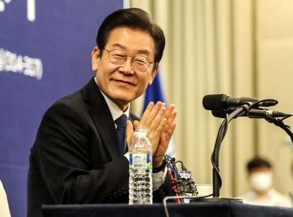 이재명 더불어민주당 대표가 주도하고 있는 7대 법안은 법안별로 적게는 수천억, 많게는 십수조원이 필요해 또 다른 포퓰리즘이라는 비판을 사고 있다. 사진은 지난 20일 부산에서 열린‘더 나은 민주당 만들기’토론회에 참석한 이 대표. 연합뉴스