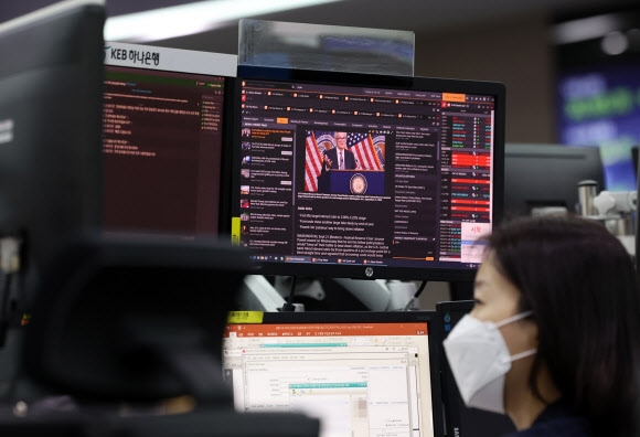 미국 연방준비제도(Fed)가 기준금리를 0.75%포인트 인상한 뒤 22일 오전 서울 중구 하나은행 딜링룸에 미국 연준 관련 뉴스가 나오고 있다. 연합뉴스