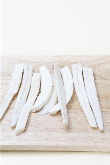 1. 더덕은 껍질을 벗겨 물에 씻은 다음 큰 것은 반으로 가른다.