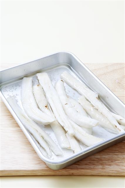 2. 찬물에 소금을 약간 넣고 절인 뒤 물기를 빼고 방망이로 두들겨 납작하게 편다.