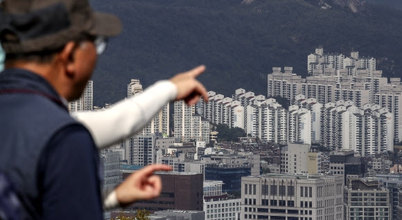 부동산 등 자산시장이 급격히 얼어붙고 있는 가운데 국내 시중은행의 주택담보대출 금리가 연 7% 돌파를 앞두고 있다. 자산가치는 줄어들고 빚 부담은 커지면서 한계기업과 개인의 줄파산 위험도 높아졌다. 사진은 25일 서울 남산에서 바라본 서울 도심 아파트 모습. 뉴시스
