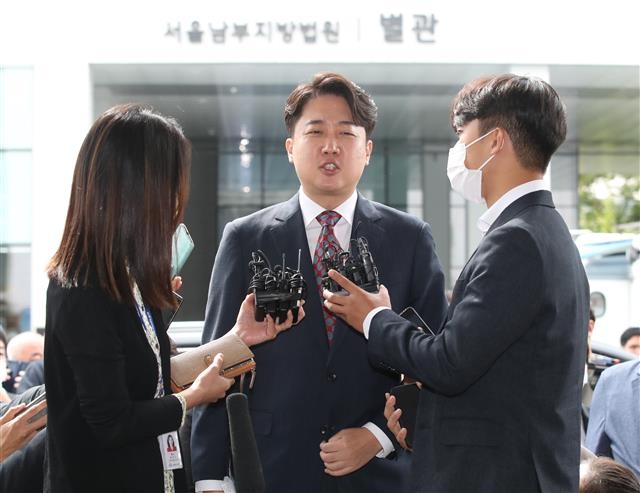 이준석 국민의힘 전 대표가 28일 서울 양천구 서울남부지방법원에서 열린 국민의힘 당헌 효력 정지 가처분 심문에 출석하며 입장을 밝히고 있다. 2022.9.28 뉴스1