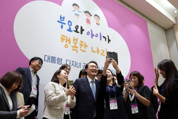 윤석열 대통령이 지난 27일 정부세종청사에서 다자녀 공무원과 점심식사를 함께한 뒤 기념촬영을 하고 있다. 앞서 오전에 열린 국무회의에서 윤 대통령은 저출산정책의 획기적인 전환을 주문했다. 연합뉴스