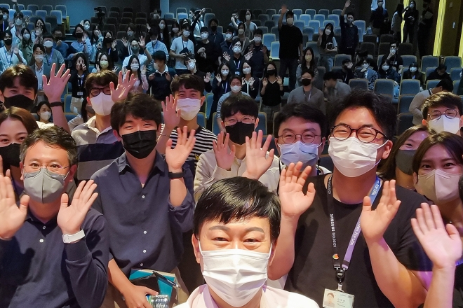 존 림(가운데) 삼성바이오로직스 사장이 29일 송도 본사에서 열린 리얼톡 행사에서 임직원들과 셀프 기념사진을 찍고 있다. 삼성바이오로직스 제공