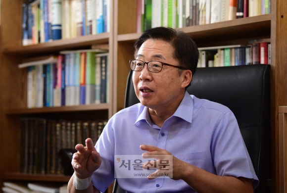 박정희 정부의 ‘긴급조치 9호’에 대한 대법원의 국가 손해배상 인정 판단을 끌어낸 김형태 변호사가 지난달 22일 서울 강남구 사무실에서 관련 법리를 설명하고 있다. 정연호 기자