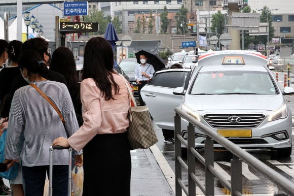 국토교통부는 3일 열린 고위 당정협의회에서 최종 조율한 심야 택시난 완화 대책을 4일 발표한다. 사진은 3일 오후 서울 중구 서울역 택시 승강장에서 택시를 기다리는 시민들. 연합뉴스