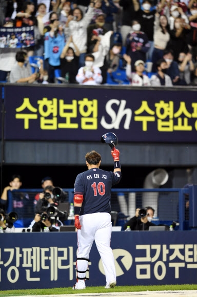 프로야구 롯데 자이언츠의 이대호가 지난달 22일 잠실구장에서 은퇴 투어 경기로 치른 LG 트윈스전 9회초 안타를 친 뒤 대주자와 교체돼 더그아웃으로 들어가면서 관중을 향해 헬멧을 벗어 들고 인사하고 있다. 스포츠서울 박진업 기자