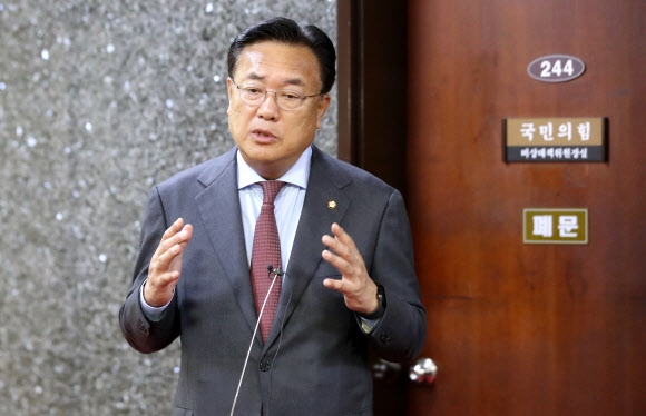 정진석 국민의힘 비상대책위원장이 6일 서울 여의도 국회에서 비대위원장 직무집행 정지 가처분 기각과 관련한 입장을 밝히고 있다. 연합뉴스
