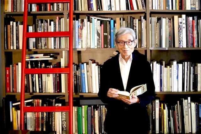 열화당은 이기웅의 5대조 할아버지인 이후가 1815년 강릉 선교장에 세운 집이다. 이기웅은 서책을 만들면서 지적 대화를 펼치던 이곳의 이름을 따 1971년 출판사를 창립한 이래 미술, 사진, 건축을 중심으로 1000여권의 책을 펴냈다.
