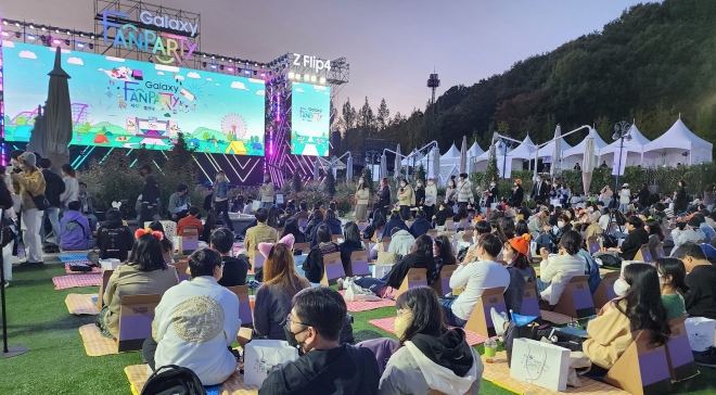 경기 용인시 에버랜드 장미원에서 지난 8일 펼쳐진 삼성전자 ‘갤럭시 팬파티 제각각 캠크닉’ 현장 전경. 삼성전자 제공