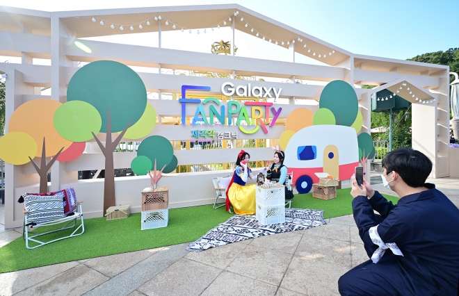 지난 8일 삼성전자 ‘갤럭시 팬파티 제각각 캠크닉’이 열린 경기 용인시 에버랜드 장미원에 마련된 ‘제각각 시그니처 포토존’에서 갤럭시 애호가들이 다양한 소품들과 함께 인증샷을 남기고 있다. 삼성전자 제공