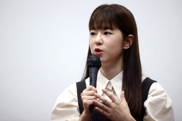 배우 박혜수가 9일 오후 부산 해운대구 영진흥위원회 시사실에서 열린 영화 ‘너와 나’ GV(관객과의 대화)에 참석해 인사말을 하고 있다. 2022.10.9. 연합뉴스
