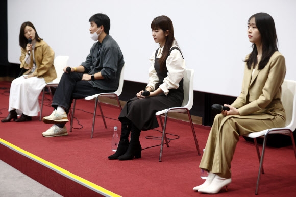 9일 오후 부산 해운대구 영진흥위원회 시사실에서 열린 영화 ‘너와 나’ GV(관객과의 대화)에 배우 박혜수(가운데)와 김시은, 조현철 감독이 참석해 있다. 2022.10.9. 연합뉴스