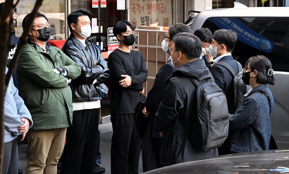 서울중앙지검 검사와 수사관들이 대장동-위례신도시 개발사업 특혜 의혹 사건과 관련해 19일 오후 서울 여의도 더불어민주당 중앙당사 내 김용 민주연구원 부원장의 사무실 압수수색을 시도, 당 관계자와 대치하고 있다. 2022.10.19 오장환 기자