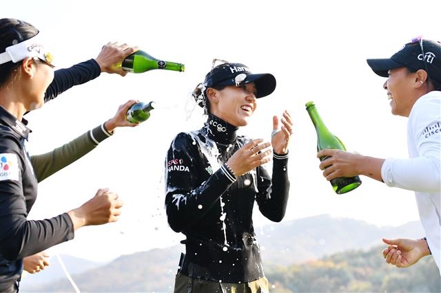리디아 고가 23일 강원 원주 오크밸리 컨트리클럽에서 열린 미국여자프로골프(LPGA) 투어 ‘BMW 레이디스 챔피언십’ 4라운드 18번홀에서 우승 퍼트를 넣은 뒤 동료들로부터 ‘샴페인 샤워’를 받으며 기쁨을 만끽하고 있다. 리디아 고는 “아버지가 코로나19 이후 처음 LPGA 대회를 보러 오셨다”며 “한국에 있는 친지들도 많이 오셨는데 가족 앞에서는 특별하니까 꼭 우승하고 싶었다”고 말했다. BMW 코리아 제공