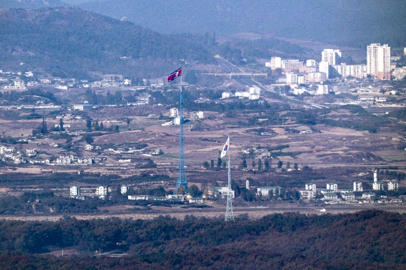 24일 파주 접경지역에서 본 태극기와 북한의 인공기. 이날 새벽 서해상에서는 북한 상선의 월선을 가장한 서해북방한계선(NLL)을 침범 사건이 발생했다. 연합뉴스