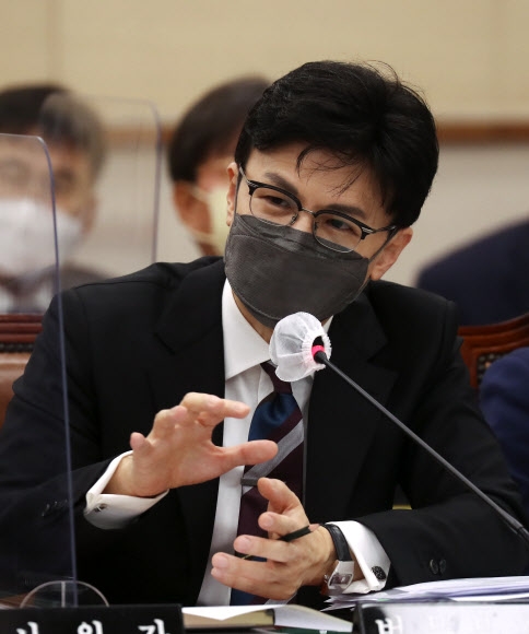 한동훈 법무부 장관이 24일 국회에서 열린 법사위의 법무부 등 종합국정감사에서 답변하고 있다. 국회사진기자단