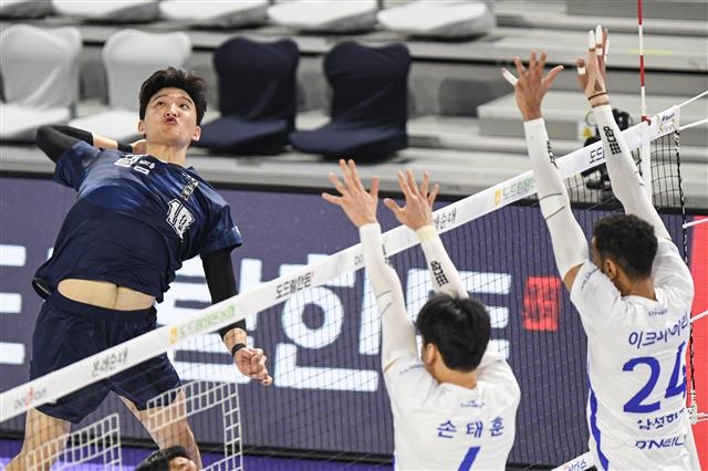 대한항공 정지석(왼쪽)이 1일 인천계양체육관에서 열린 프로배구 V리그 남자부 홈 경기에서 삼성화재의 블로커들을 상대로 폭발적인 스파이크를 작렬하고 있다. 한국배구연맹 제공