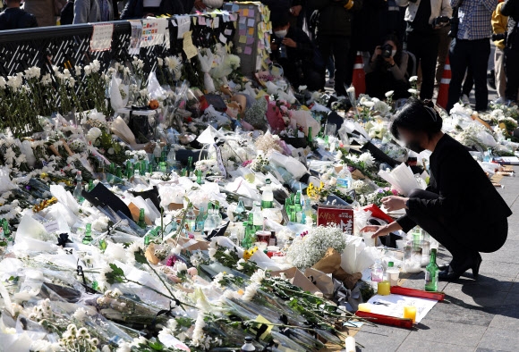 2일 오후 서울 용산구 이태원역 1번 출구 앞 핼러윈데이 사고 희생자 추모공간을 찾은 외국인이 지인을 추모하고 있다. 2022.11.2 연합뉴스
