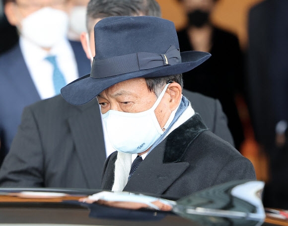 아소 다로 일본 자민당 부총재가 2일 인천공항을 통해 입국했다. 윤석열 대통령은 이날 오후 아소 부총재를 접견하고 강제동원 등 한일 현안에 대해 의견을 나눴다. 연합뉴스