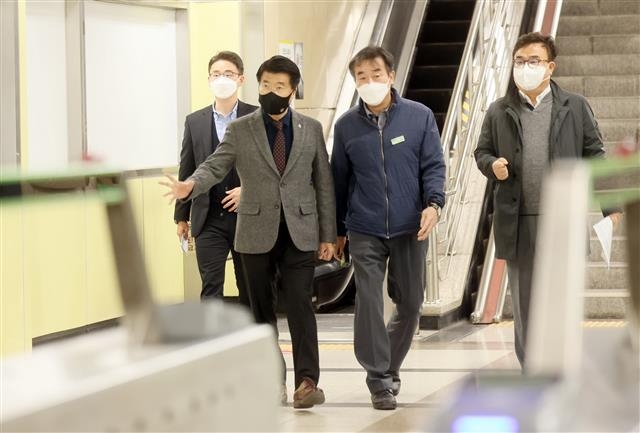 서강석(오른쪽 세 번째) 서울 송파구청장이 지난 7일 출근 시간대 혼잡한 지하철역을 찾아 현장을 살피고 있다. 송파구 제공 서강석(오른쪽 세 번째) 서울 송파구청장이 지난 7일 출근 시간대 혼잡한 지하철역을 찾아 현장을 살피고 있다. 송파구 제공