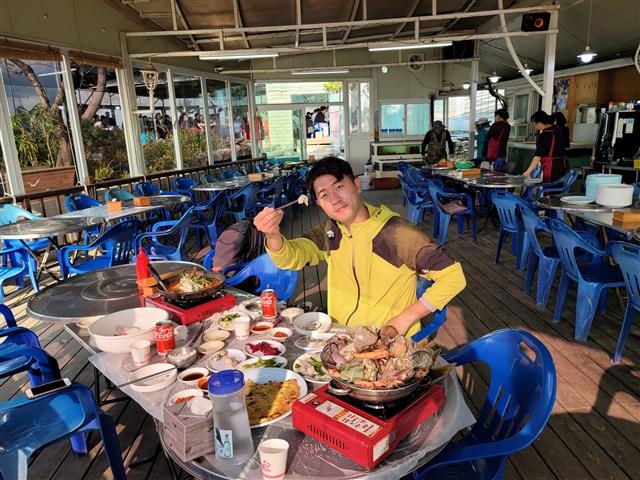 ‘이벤트업’ 대표 서희석씨가 지난달 28일 인천 중구 무의도에서 기업 단합대회 행사를 마치고 밥을 먹고 있다. 15년가량 행사 전문 MC를 맡으며 이벤트 업체를 운영해 온 그는 “최근 야외 마스크 착용 의무가 해제되고 가을철을 맞아 눈코 뜰 새 없이 바쁘다”고 말했다. 서희석씨 제공