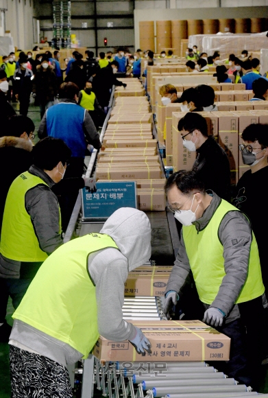 수능 문답지 전국 84곳 배부… 확진자 시험장 3배로