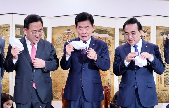 김진표 국회의장(가운데)이 14일 오전 국회 의장실에서 국민의힘 주호영 원내대표(왼쪽), 더불어민주당 박홍근 원내대표와 회동 전 기념촬영을 위해 마스크를 벗고 있다. 연합뉴스