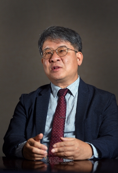 문홍규 한국천문연구원 우주탐사그룹장은 지난 11일 서울신문 광화문 사옥에서 인터뷰를 갖고 “발사체와 위성 만드는 일만 우주 산업으로 보는 우리의 현실이 안타깝다”면서 “이제 고부가 가치 우주 산업에 관심을 가져야 한다”고 강조했다. 박지환 기자